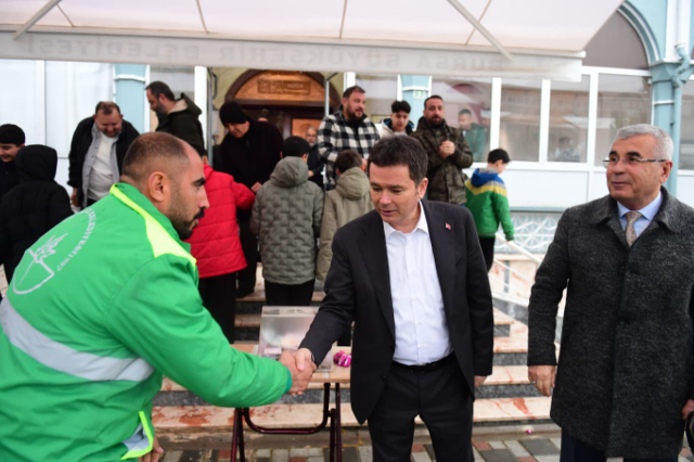 Erkan Aydın vatandaşlarla bayramlaştı