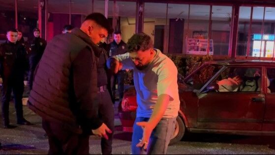 Öfkelenen adam otomobilini parçaladı