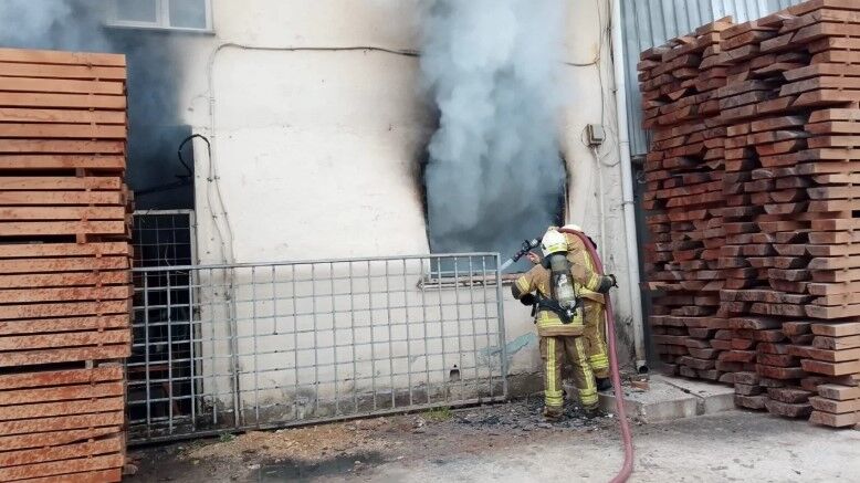 Bursa'da kereste deposunda yangın!