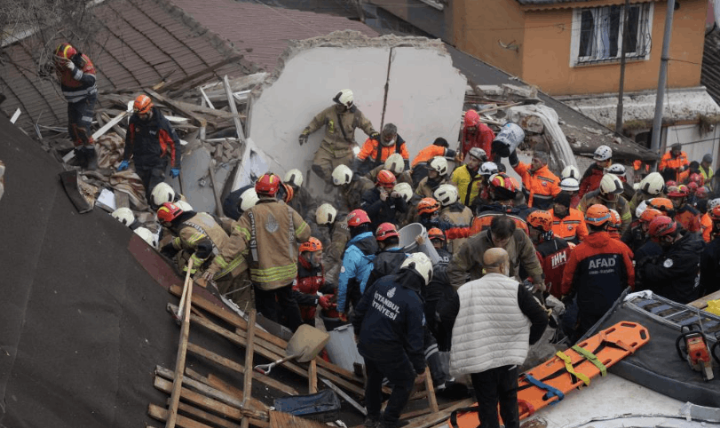 İstanbul'da 2 bina çöktü!