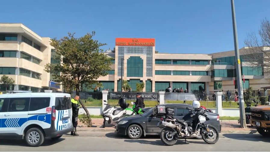 Kaymakamlık binasında silah sesleri!