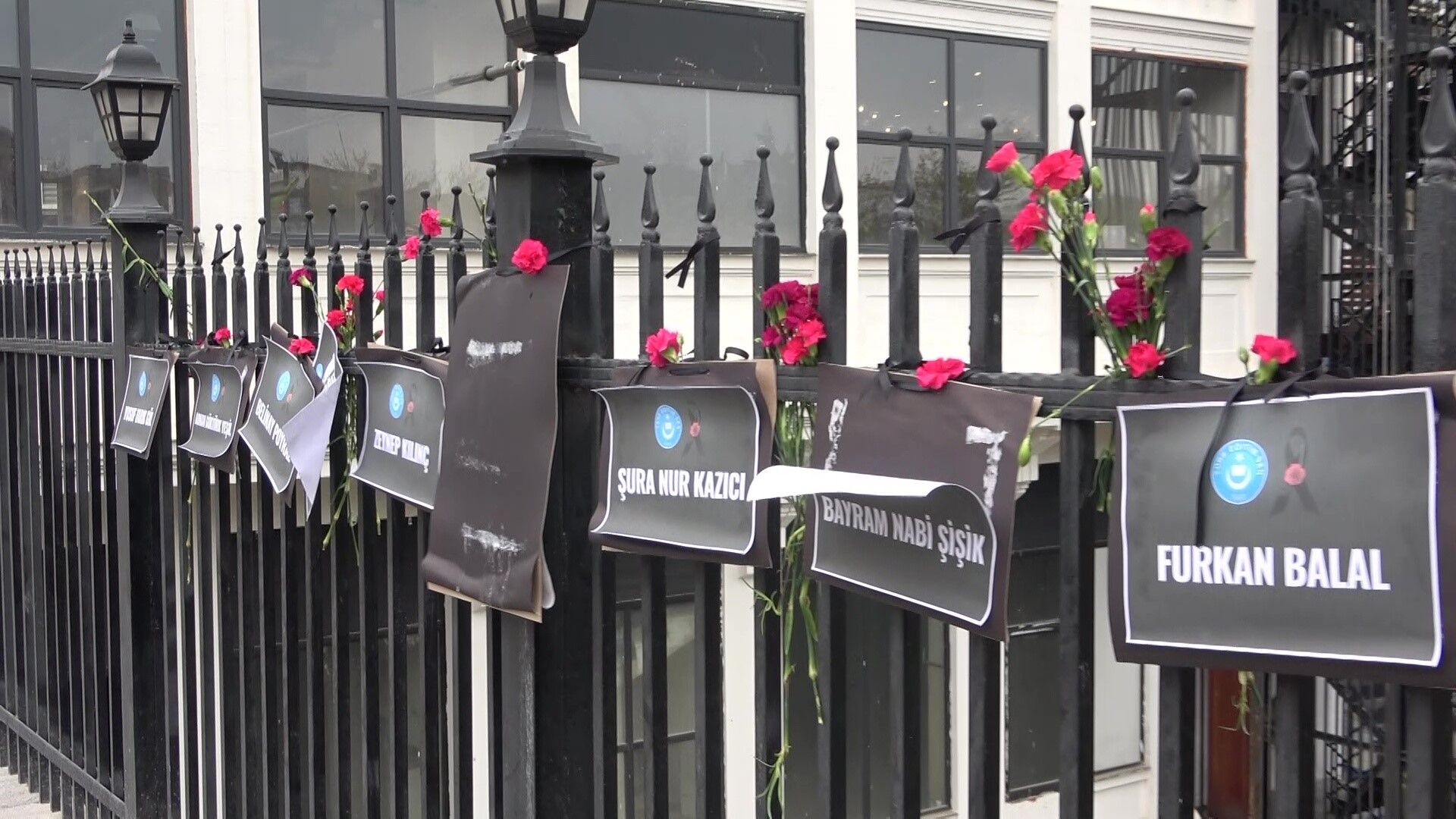 SETBAŞI KÖPRÜSÜ KARANFİLLERLE DONATILDI