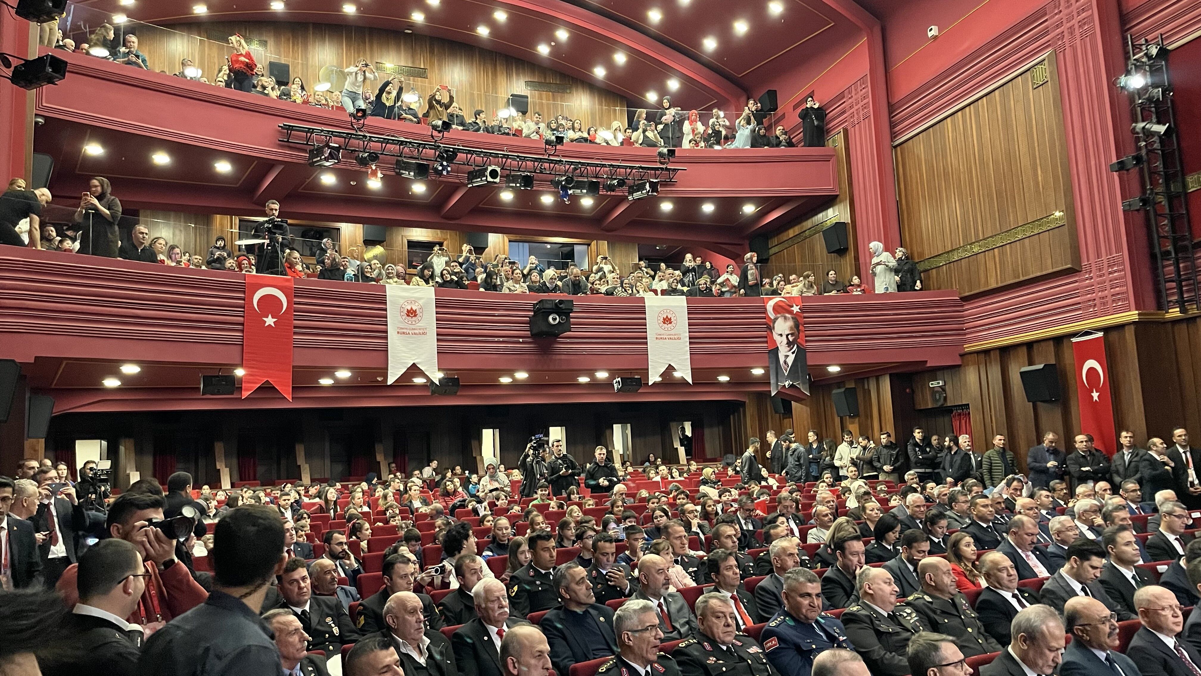 BURSA'DA 23 NİSAN COŞKUSU SALONA SIĞMADI
