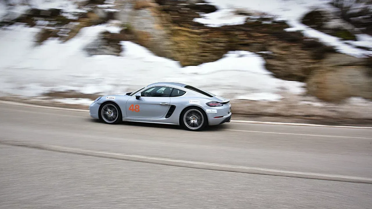 Otomobil tutkunları Uludağ'da bir araya geldi!