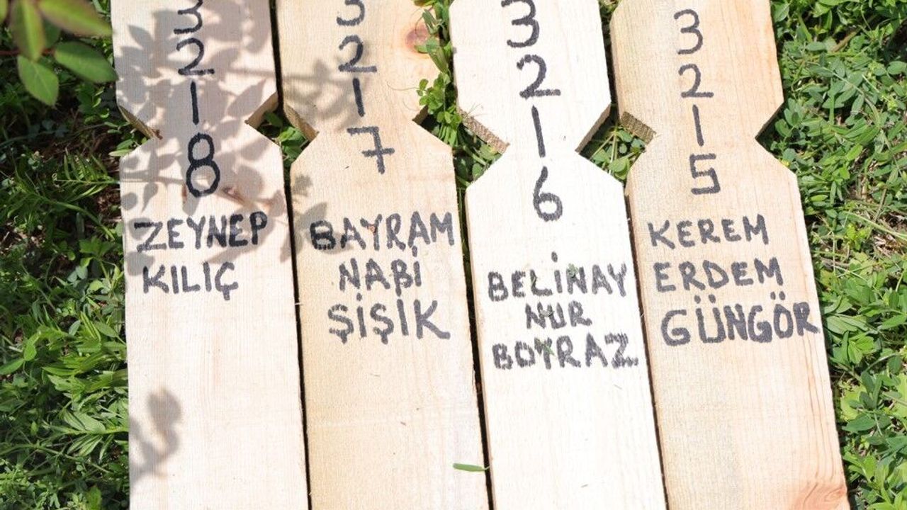 4 SINIF ARKADAŞI YAN YANA TOPRAĞA VERİLDİ