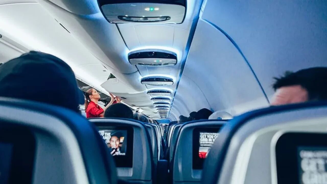 UÇAKLARDA YENİ YASAK! SINIRLAMA GETİRİLDİ