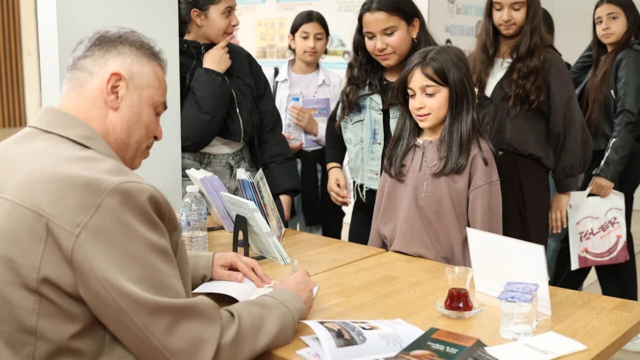 OSMANGAZİ’DE YAZARLAR KİTAPSEVERLERLE BULUŞUYOR