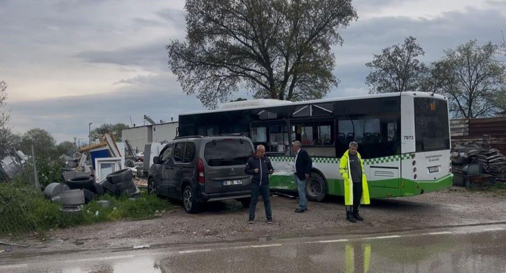 Belediye otobüsü kazaya karıştı!