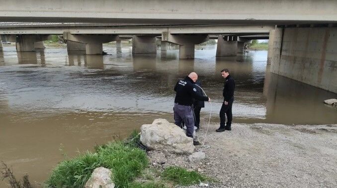 Yükselen dere aracı yuttu!