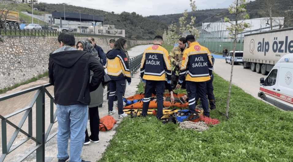 Kaçan top yüzünden dereye düştü!