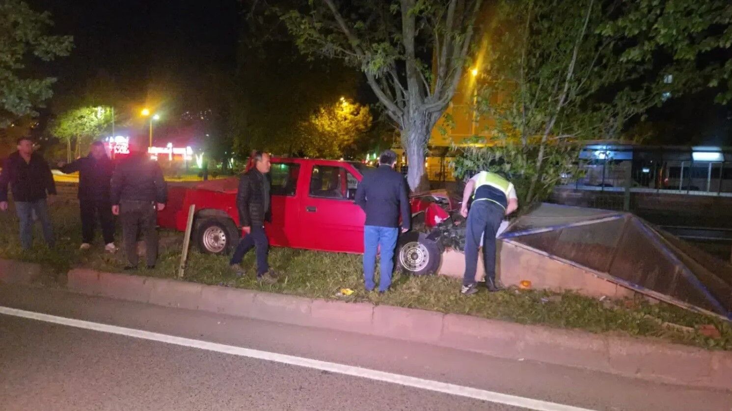 KAMYONET ORTA REFÜJE SAVRULDU!