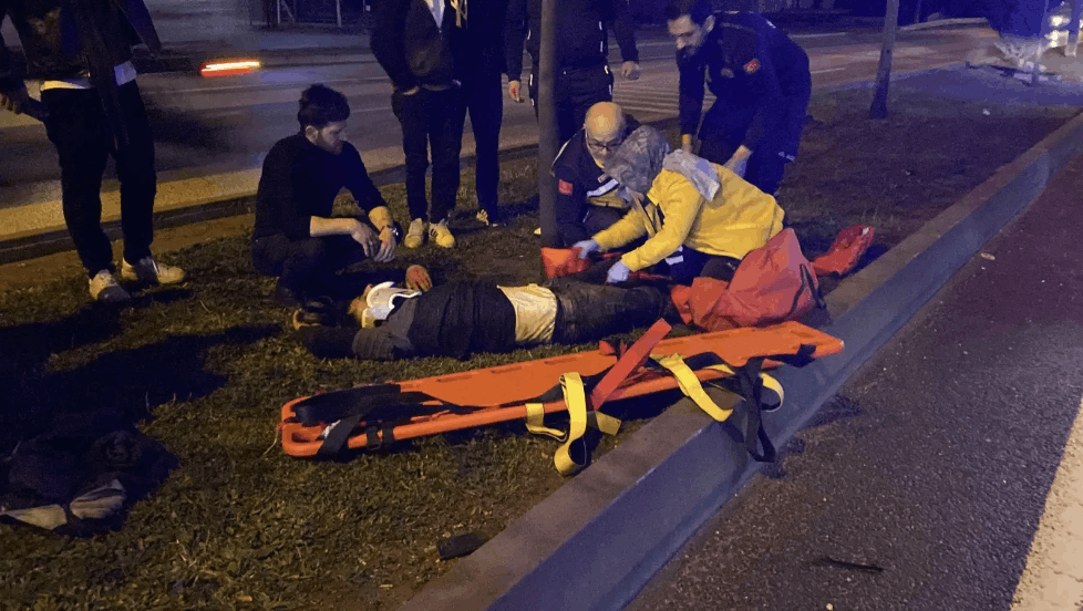 Düşürdüğü telefonu alırken araba çarptı!