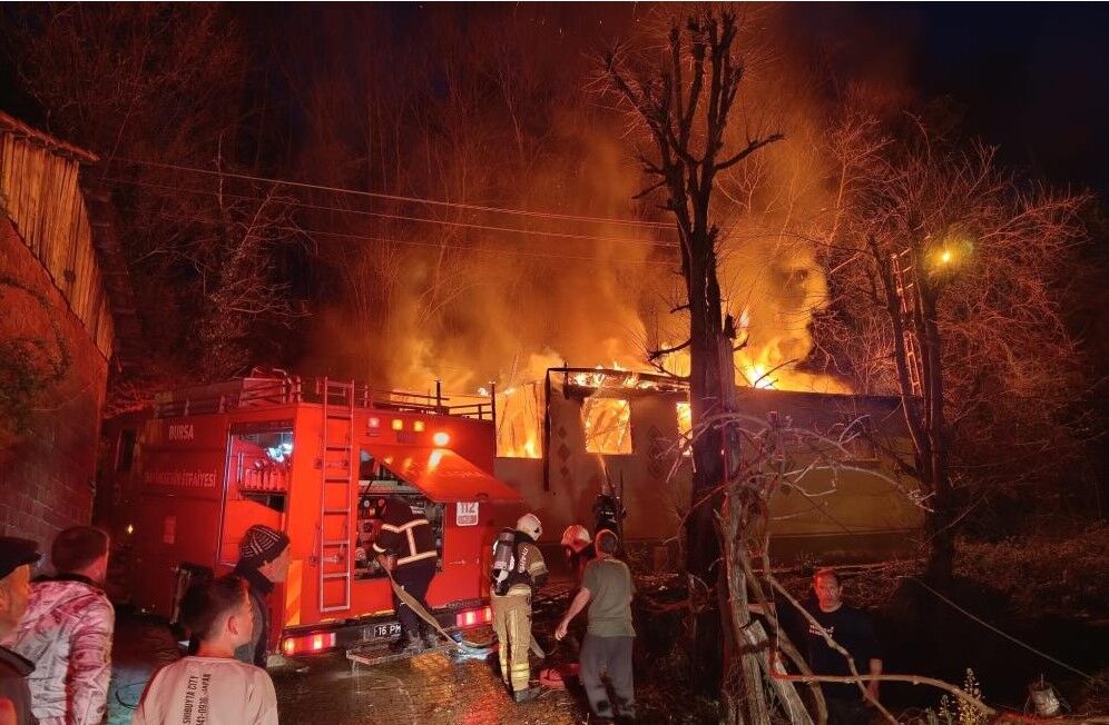 Tek katlı ev küle döndü