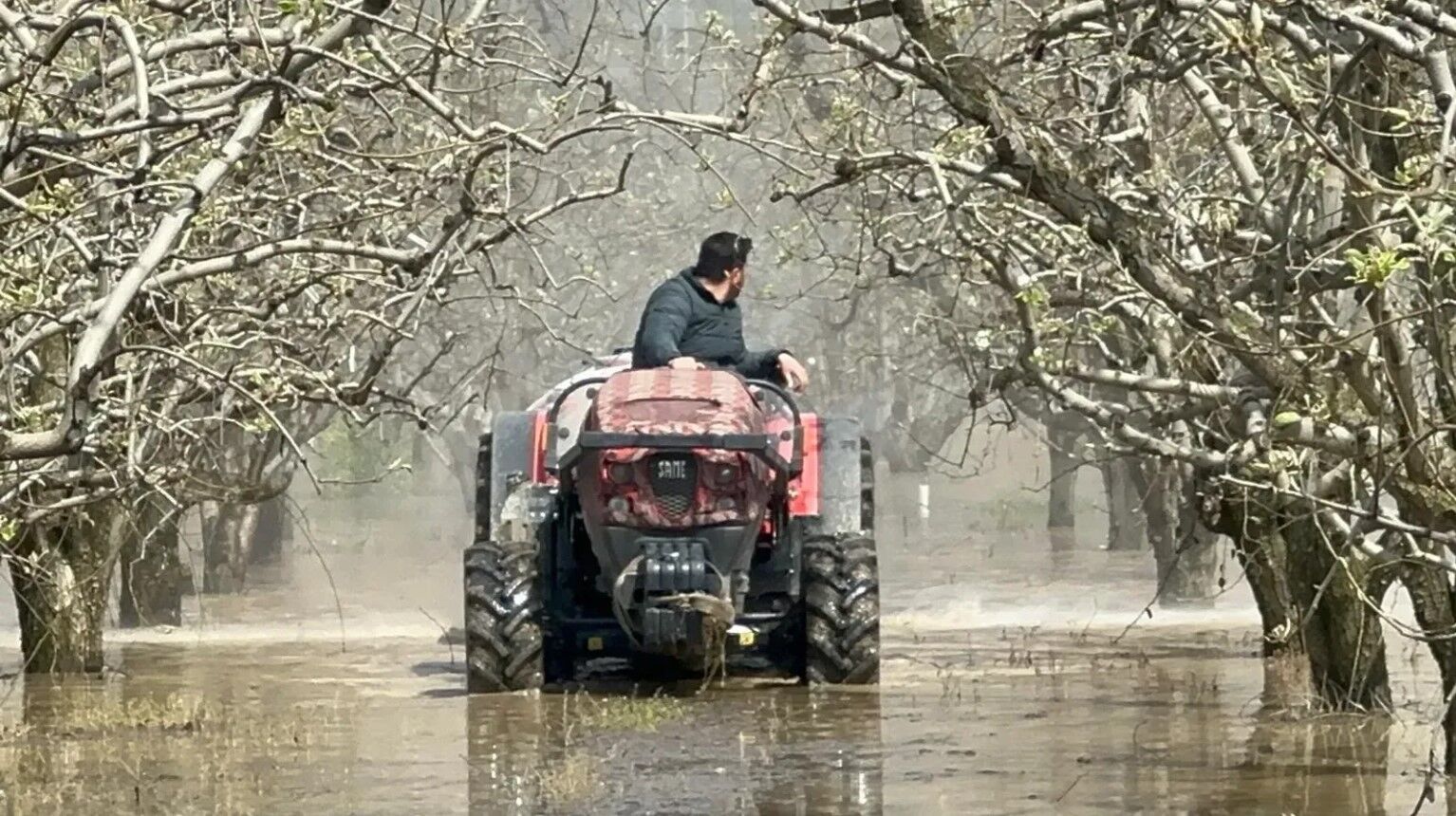 Bursa'da çiftçi çamurla savaşıyor