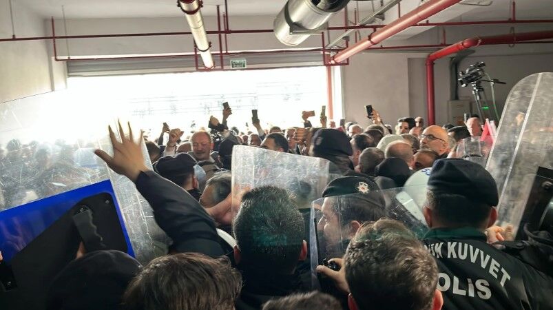 Bursa'da belediye binası önünde arbede!