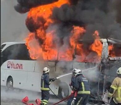 Yolcu otobüsü alev alev yandı