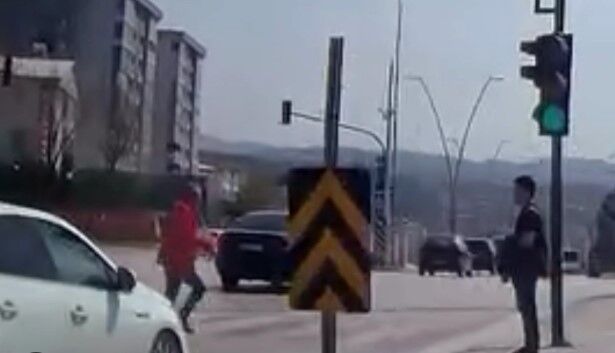 KIRMIZI IŞIKTA YOLA FIRLADI!