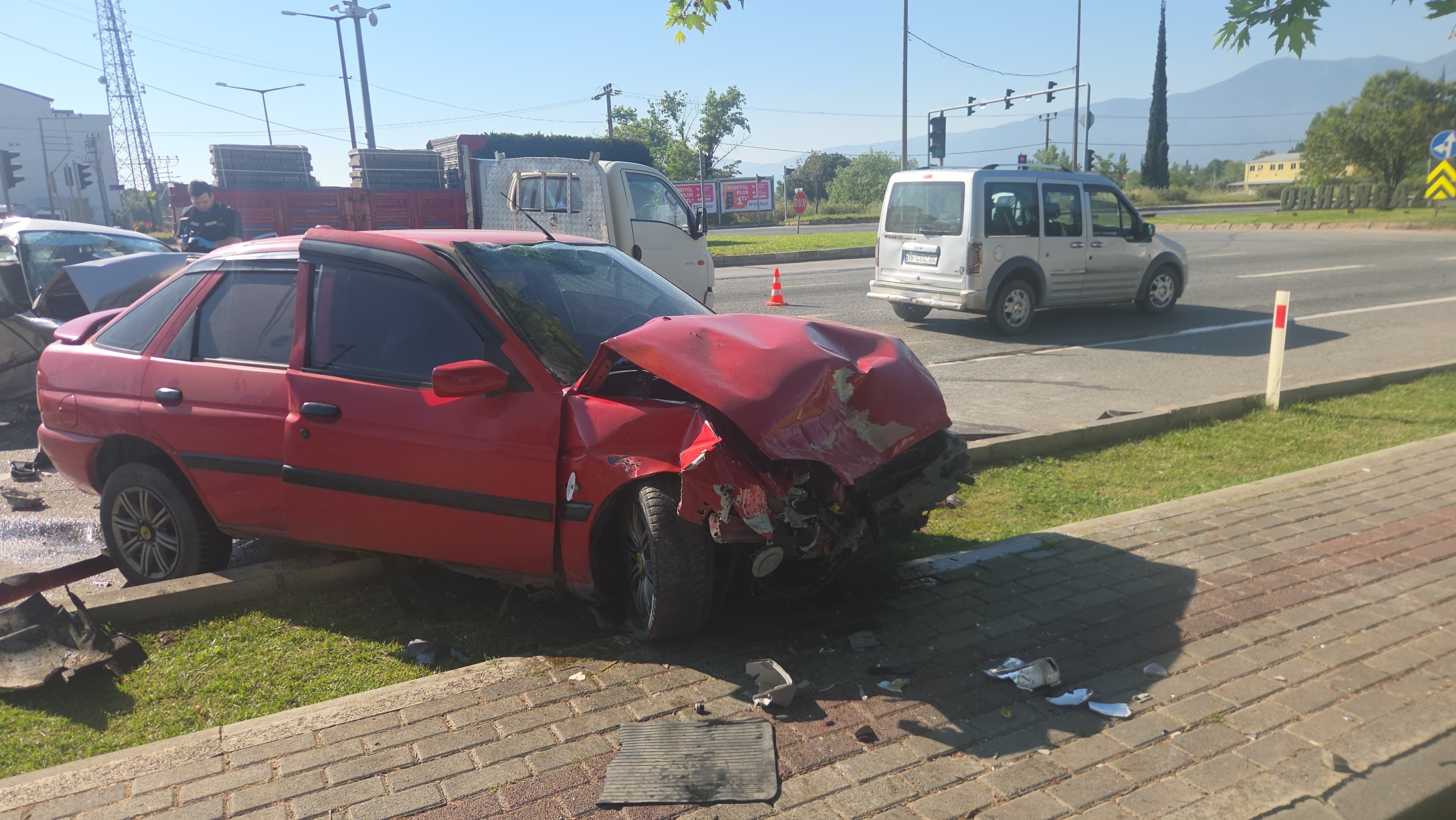 KAVŞAKTA 4 ARAÇ BİRBİRİNE GİRDİ : 1 ÖLÜ 4 YARALI