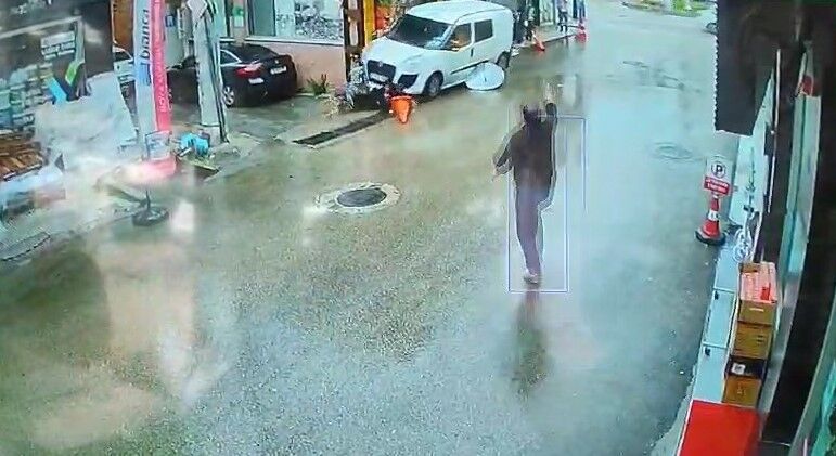 BURSA’DA DEHŞET ANLARI! YAYALARIN ARASINA DALDI