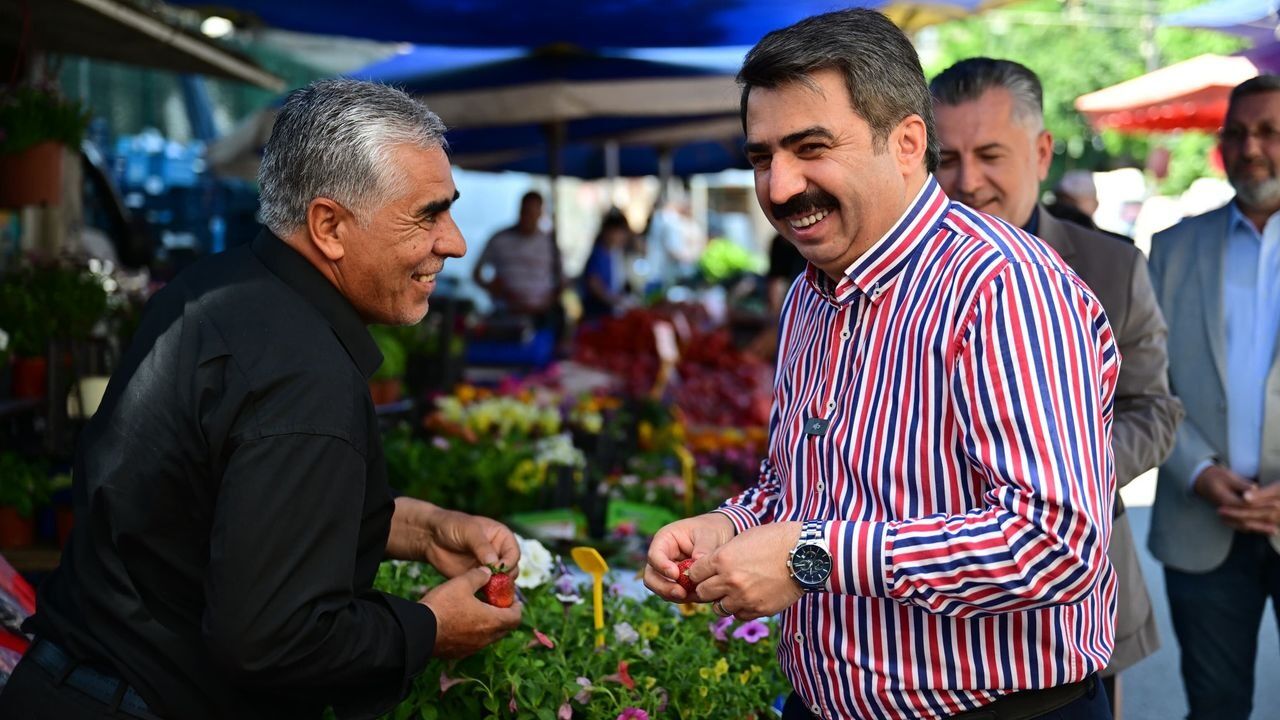 BAŞKAN YILMAZ ESNAF VE VATANDAŞLA BAYRAMLAŞTI