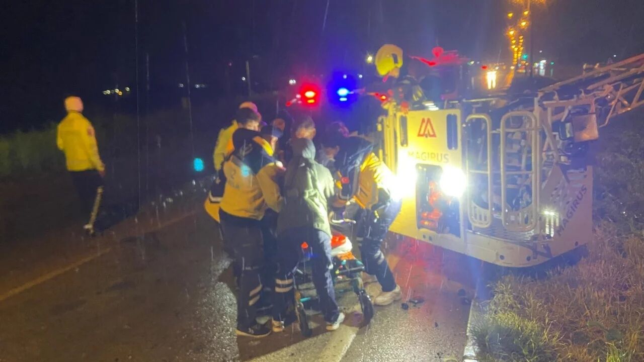 YOLCU OTOBÜSÜ DEVRİLDİ: 3 ÖLÜ, 26 YARALI