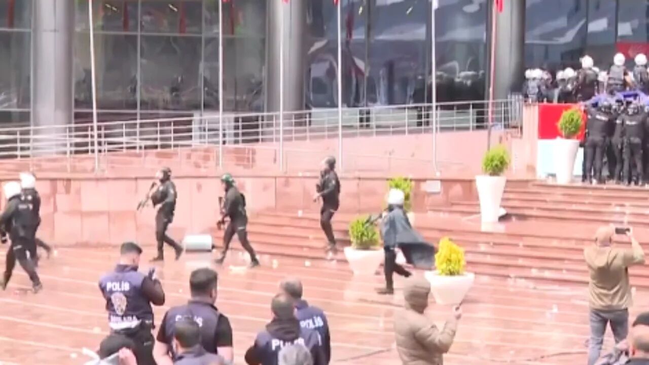 CHP’DE OLAĞANÜSTÜ GORÜNTÜLER! PARTİYE POLİS OPERASYONU