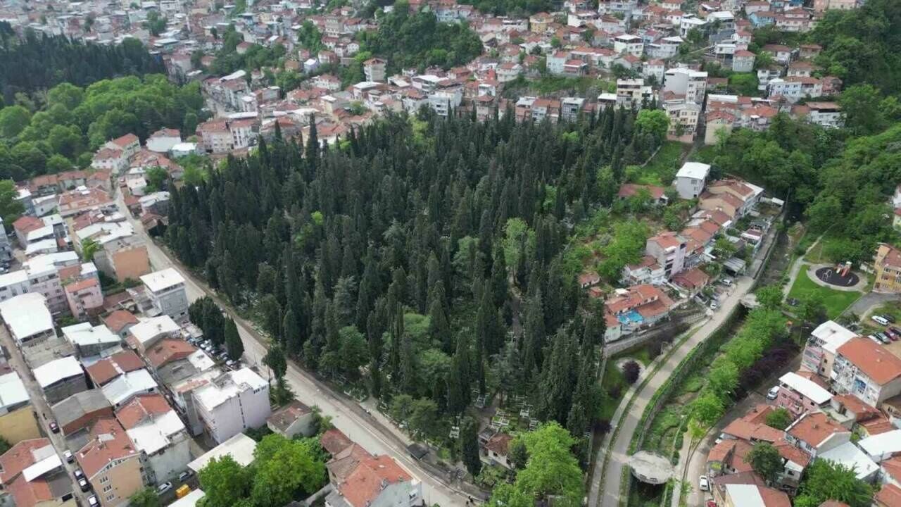 BURSA’DA MEZARLIKLAR BAYRAMA HAZIR