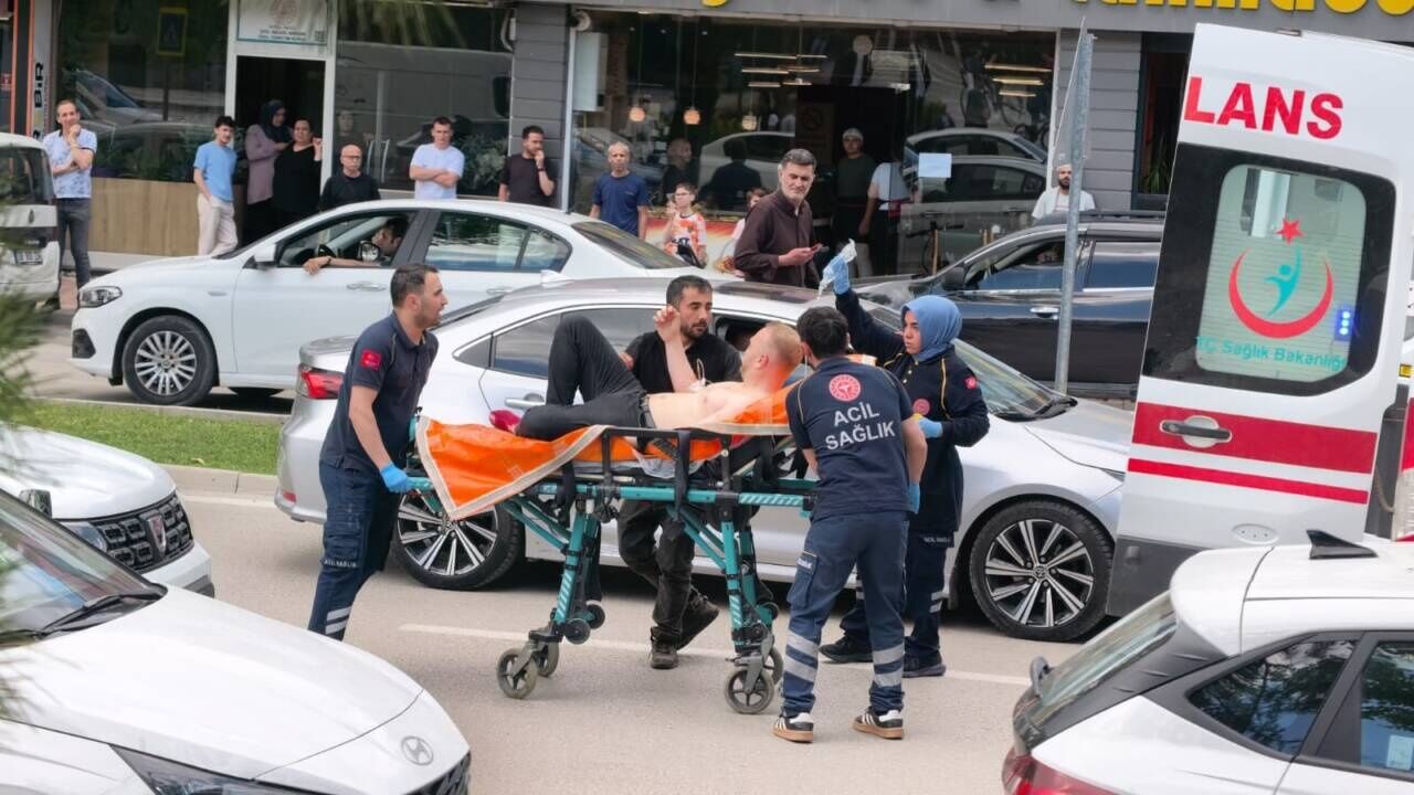 BURSA’DA ‘YOL VERME’ KAVGASI: 1’İ POLİS 5 YARALI