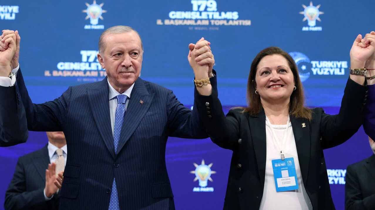 BURCU KÖKSAL AK PARTİ'YE GEÇTİ