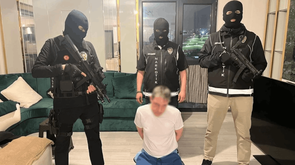 KIRMIZI BÜLTENLİ SUÇLU İSTANBUL'DA YAKALANDI
