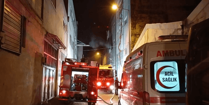 GECE YARISI İŞ YERİNİ ALEVLER SARDI