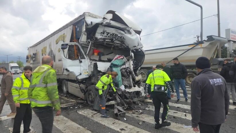 FECİ KAZADA TIR, TANKERE ÇARPTI!