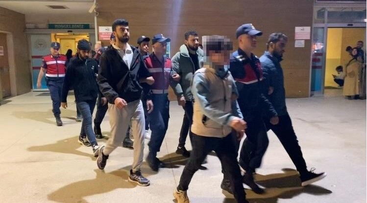 ÜLKEYE KAÇAK YOLLARLA GİREN KİŞİLER YAKALANDI