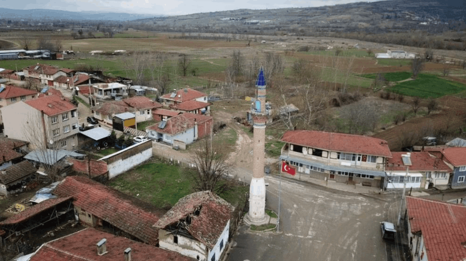 ORTADA CAMİ YOK, MİNARE VAR!