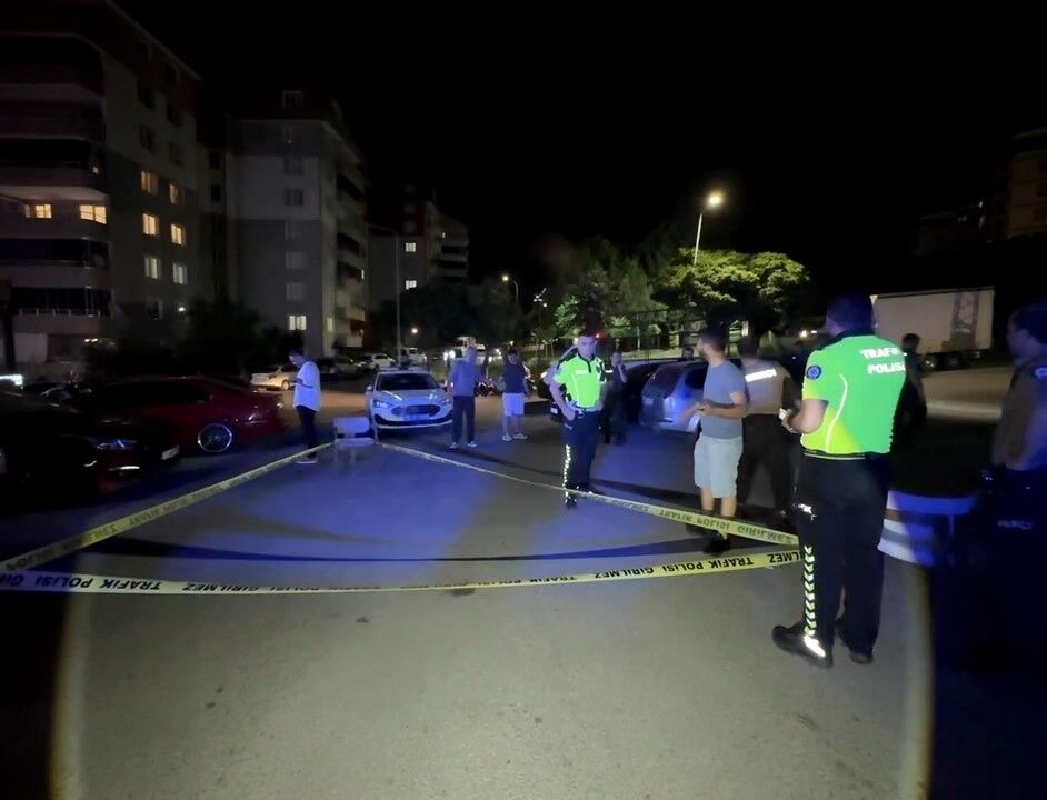KAFEDE TARTIŞTIĞI KİŞİYİ SİLAHLA VURUP KAÇTI