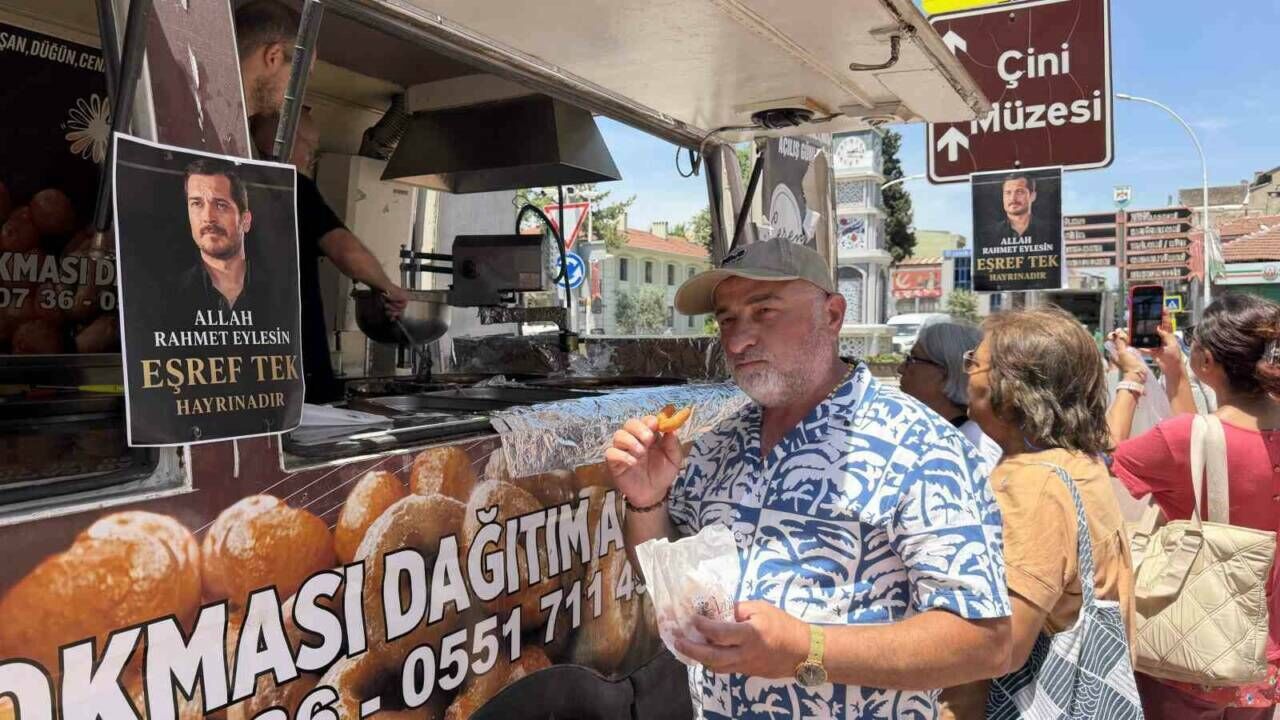 EŞREF TEK ÖLÜNCE HAYRANLARI LOKMA DAĞITTI