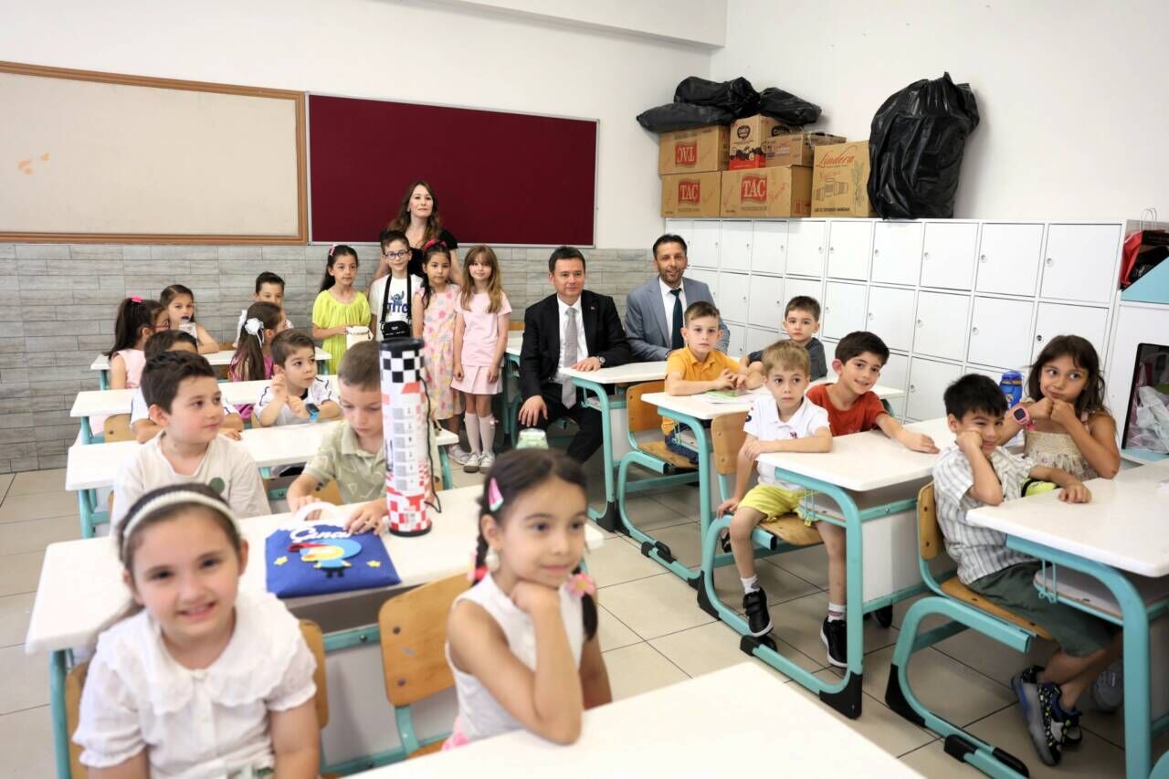 ÖĞRENCİLER KARNELERİNİ BAŞKAN AYDIN’DAN ALDI