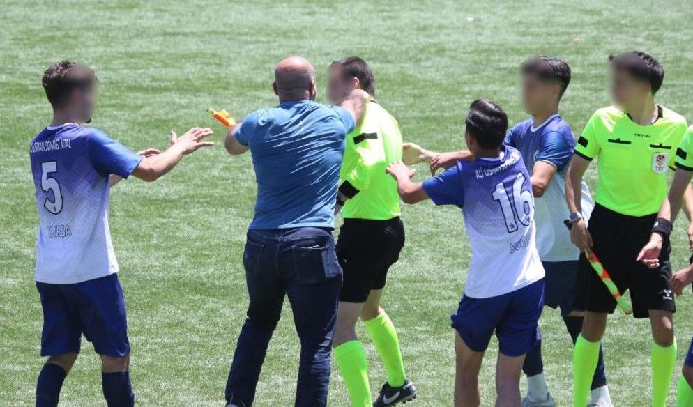 OKULLAR ARASI FUTBOL MAÇINDA SKANDAL!