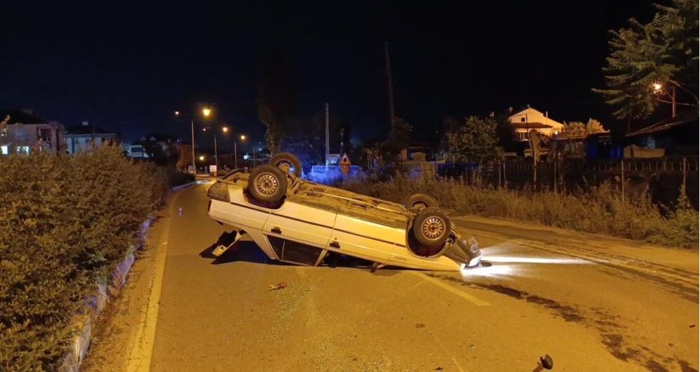 KAVŞAKTA KONTROLDEN ÇIKTI, TAKLA ATTI!