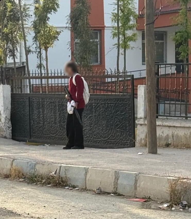 VAN’DA OKULDA SİLAH PANİĞİ!