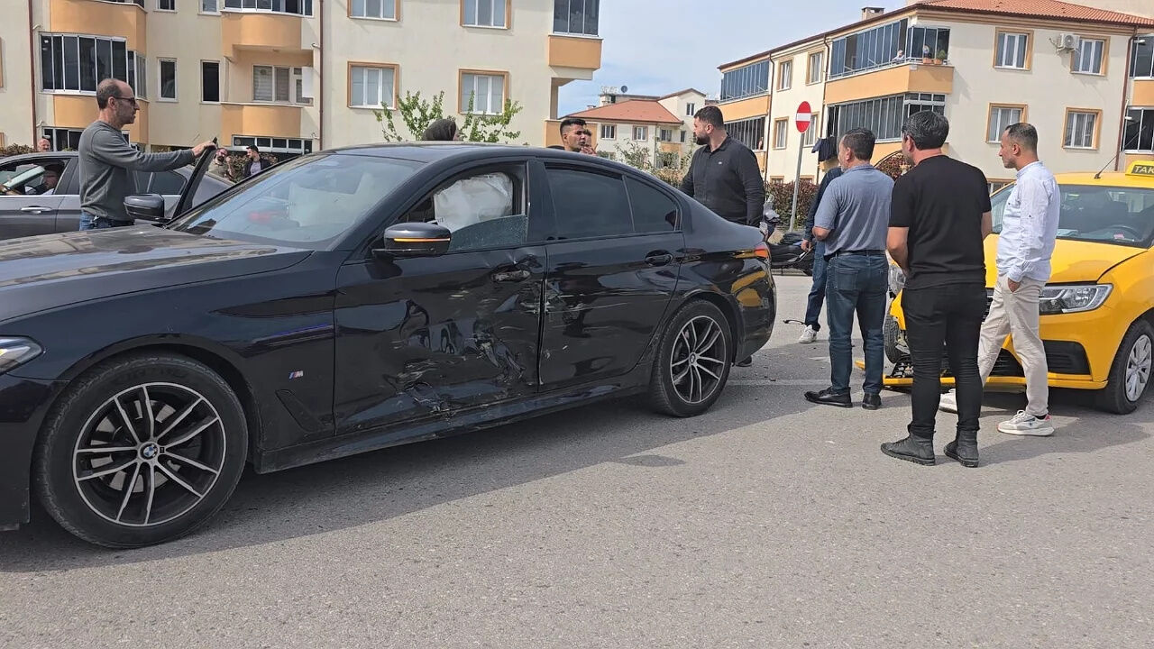 BURSA'DA TAKSİ İLE OTOMOBİL ÇARPIŞTI