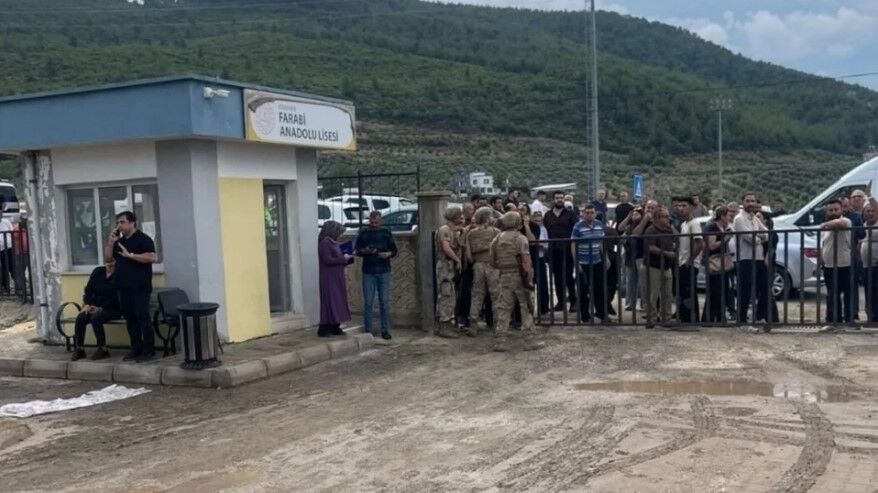 OKUL BAHÇESİNDE ÖĞRETMENE SİLAHLI SALDIRI!