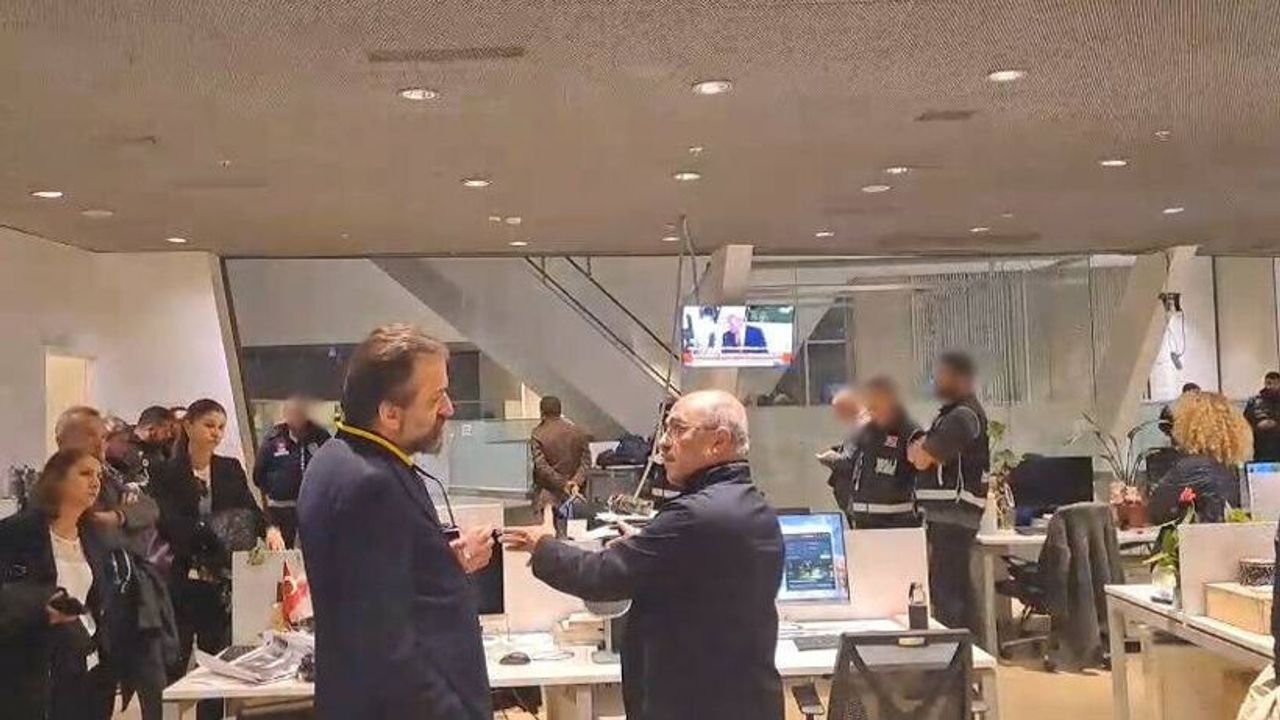 HALK TV’DE POLİS ARAMASI SONA ERDİ! ÇALIŞANLAR BİNAYA GİRDİ