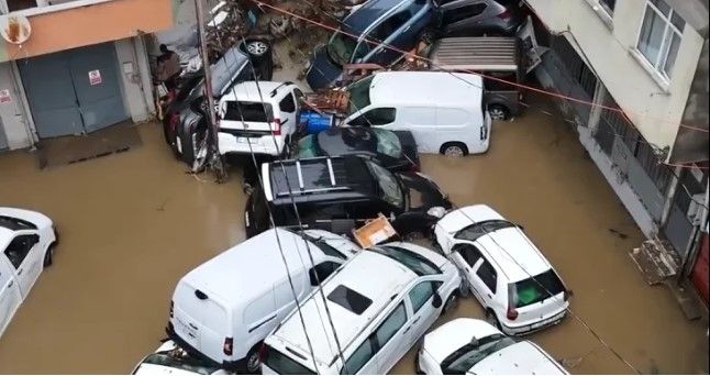 İSTANBUL'DA HASAR, GÜN AĞARINCA ORTAYA ÇIKTI