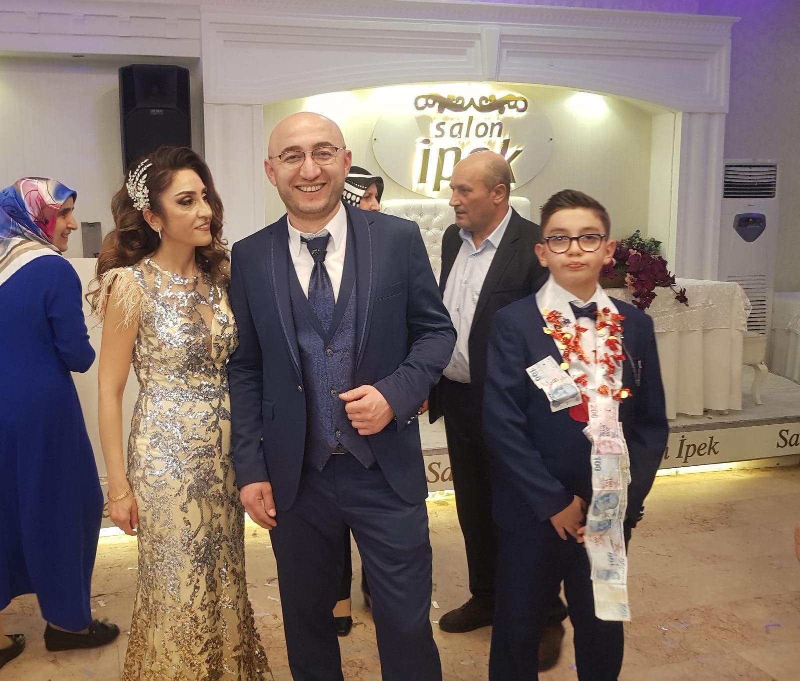 Bursa'nın önde gelen iş insanlarından Ata Kuyumculuk'un sahibi Talat Eren'in oğlu Ata Eren'in sünnet düğünü, eşi benzeri görülmemiş organizasyon eşliğinde geceye damga vurdu.